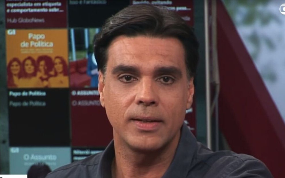 O jornalista Rafael Coimbra na bancada no Estudio i, na Globonews, em 2 de março de 2020