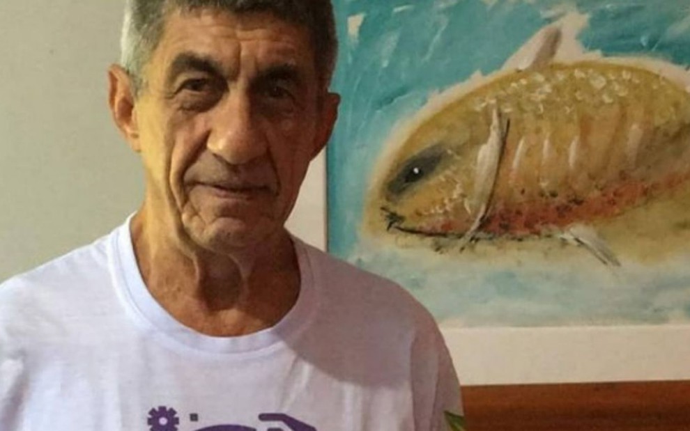 O cantor Fagner em foto tirada ao lado de quadro com peixe pintado