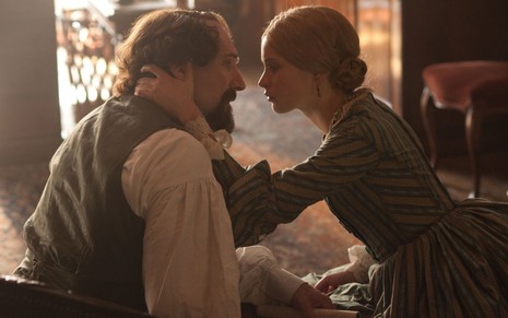 Ralph Fiennes e Felicity Jones se encaram em cena do filme O Nosso Segredo (2013)