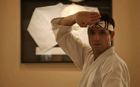 Ralph Macchio treinando karatê como Daniel LaRusso em cena de Cobra Kai