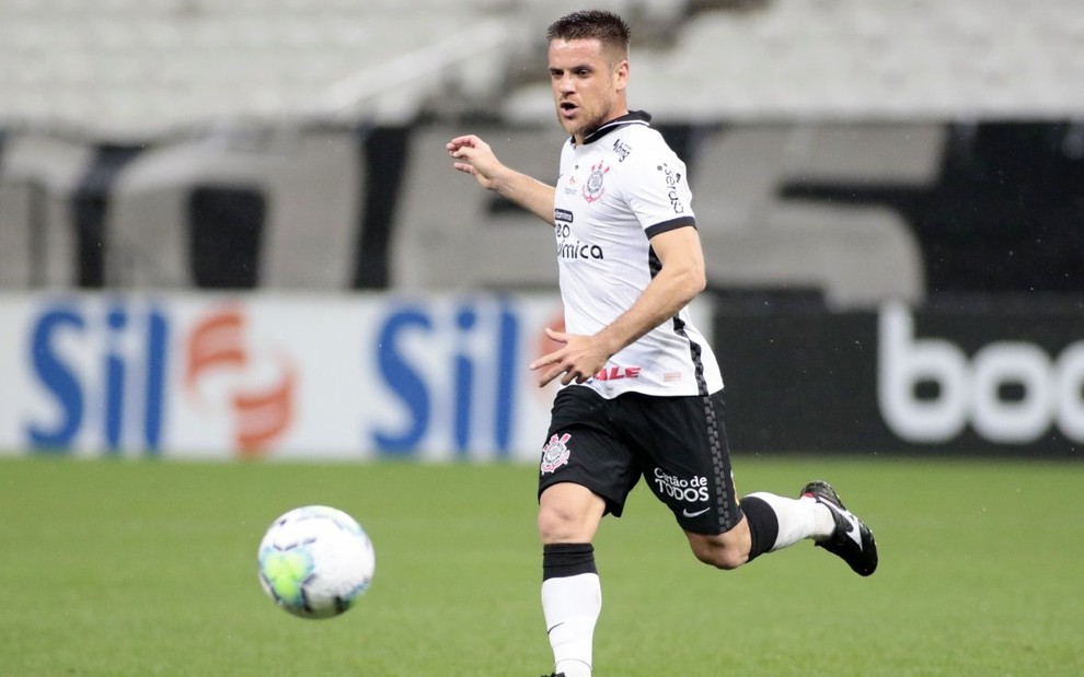 Ramiro em ação pelo Corinthians, com a bola