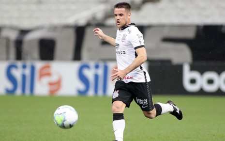 O jogador do Corinthians, Ramiro, em lance no campo vestido com o uniforme do time nas cores branco e preto