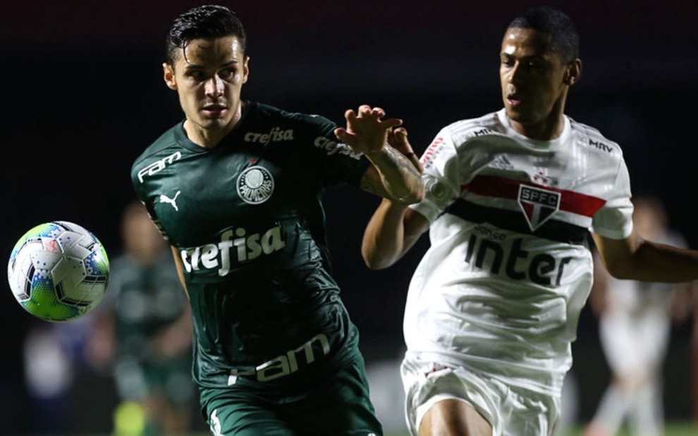 Raphael Veiga e Bruno Alves em disputa de bola no clássico entre Palmeiras e São Paulo há dois meses