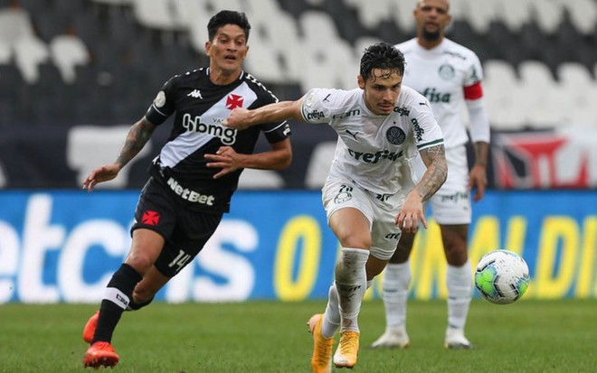 Raphael Veiga e Cano em ação no duelo entre Palmeiras e Vasco em novembro de 2020