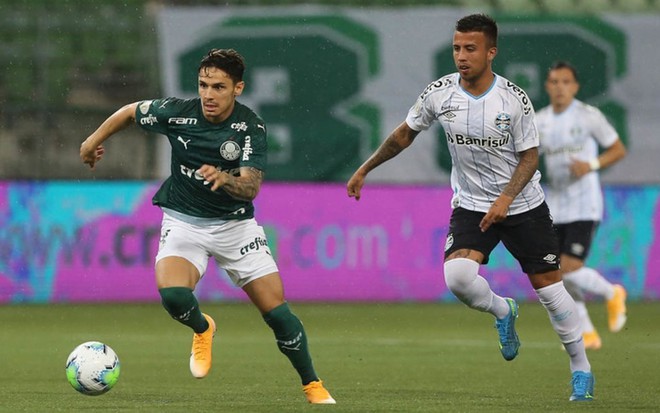 Raphael Veiga e Matheus Henrique em disputa de bola no Allianz Parque