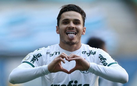 Raphael Veiga comemora gol pelo Palmeiras em duelo do Brasileirão
