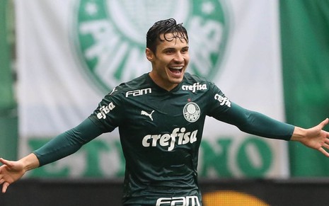 Imagem do meio-campista Raphael Veiga vibrando com gol pelo Palmeiras