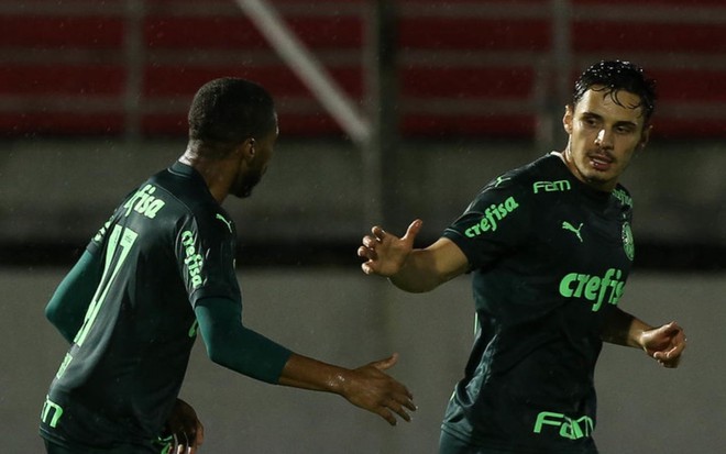 Imagem de Raphael Veiga comemorando com Wesley gol pelo Palmeiras