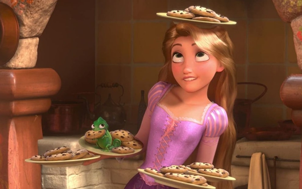 A princesa Rapunzel com cinco pratos de cookies (quatro nas mãos e um na cabeça) durante a música Quando Minha Vida Vai Começar