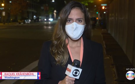 Raquel Krähenbühl de máscara branca e microfone da Globo na mão, durante um link ao vivo para o Jornal da Globo