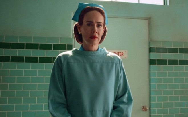 Sarah Paulson está triste em cena da série Ratched, da Netflix