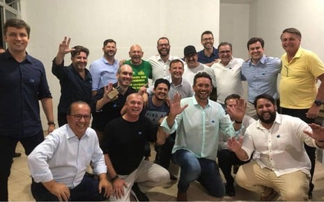 Imagem mostra confraternização com Bolsonaro no canto direito, Ratinho no meio e outros participantes