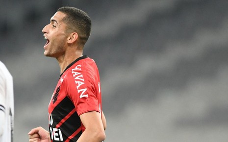 Ravanelli comemora gol pelo Athletico-PR contra o Botafogo pelo Brasileirão