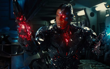 Ray Fisher como Ciborgue em cena de Liga da Justiça (2017)