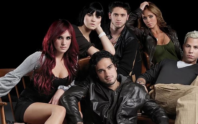 Anahí, Dulce María, Christian Chávez, Maite Perroni e Christopher Uckerman juntos como RBD