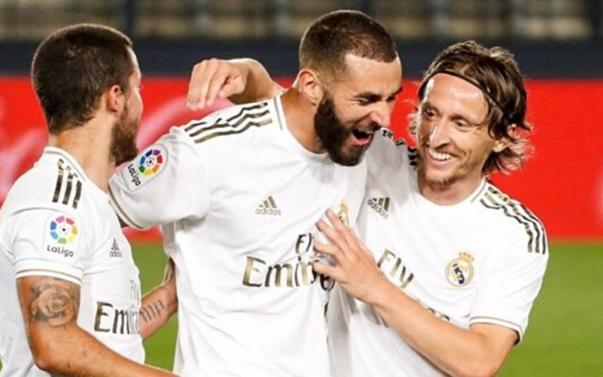 Hazard, Benzema e Modric se abraçam para comemorar gol do Real Madrid no Campeonato Espanhol