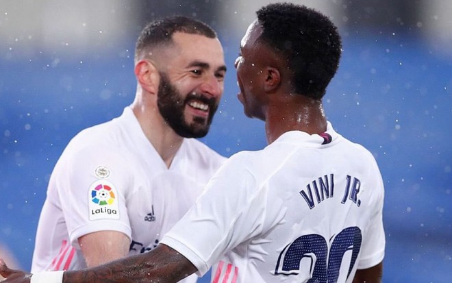 Benzema e Vinícius Jr. comemoram gol do Real Madrid,