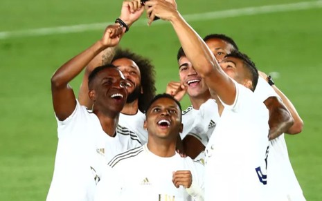 Imagem dos jogadores brasileiros do Real Madrid comemorando o título do Campeonato Espanhol com uma selfie