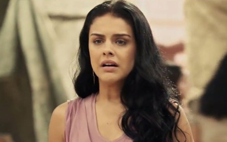 A atriz Paloma Bernardi olha assustada em cena da novela A Terra Prometida, da Record, em 2016