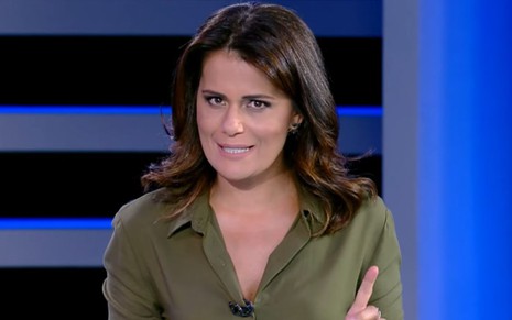 A apresentadora Adriana Araújo no Jornal da Record de segunda-feira (8)