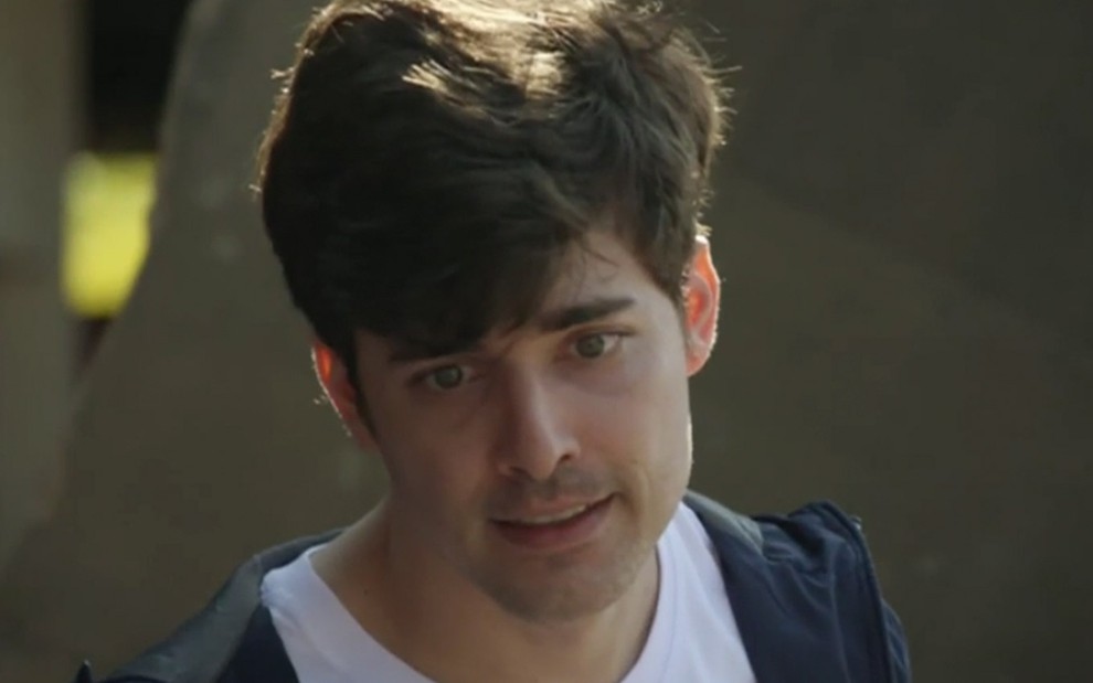Miguel Coelho em cena de Amor Sem Igual: caracterizado como o personagem Antônio Junior, ator tem olhar de atordoado para alguém fora do quadro