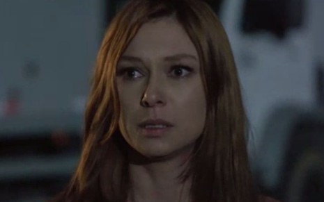 A personagem Poderosa (Day Mesquita) olha assustada em cena da novela Amor Sem Igual, da Record