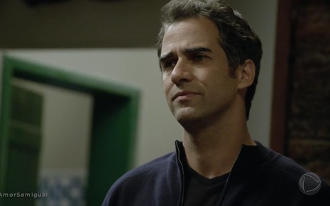 O ator Rafael Sardão caracterizado como Miguel em cena de Amor Sem Igual