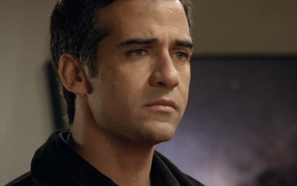 O ator Rafael Sardão caracterizado como Miguel em cena de Amor Sem Igual