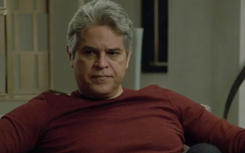 Juan Alba caracterizado como Ramiro em cena de Amor Sem Igual: preocupado, personagem olha com descrença para alguém fora do quadro