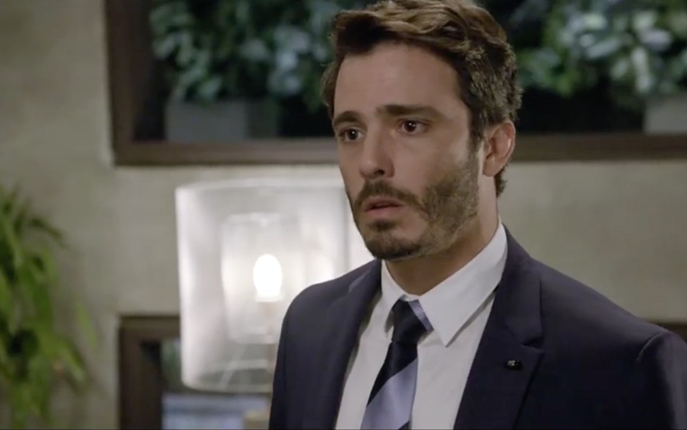 O ator Thiago Rodrigues boquiaberto e caracterizado como Tobias em cena de Amor Sem Igual