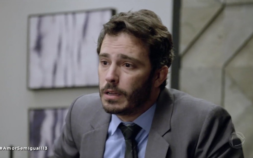 O ator Thiago Rodrigues caracterizado como Tobias em cena de Amor Sem Igual