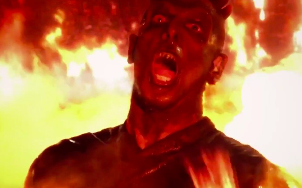 O ator Guilherme Chelucci em meio a chamas caracterizado como Satanás em cena de Apocalipse