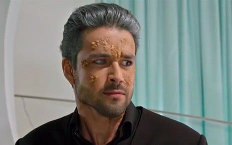 O ator Sergio Marone com feridas purulentas pelo rosto e pescoço caracterizado como Ricardo, o Anticristo, em cena de Apocalipse