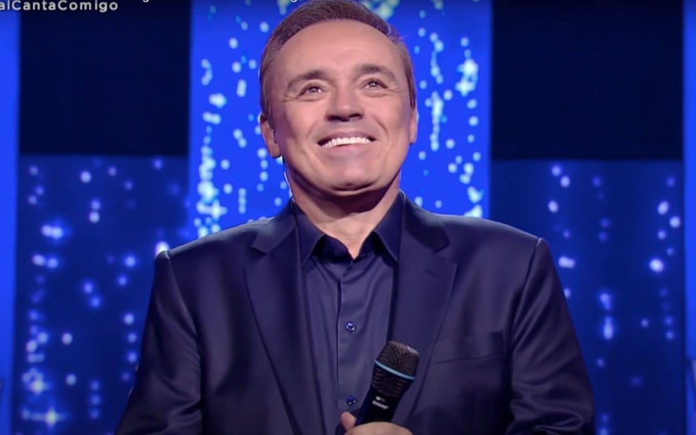 O apresentador Gugu Liberato no programa musical Canta Comigo, exibido em novembro de 2019