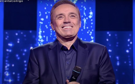 O apresentador Gugu Liberato no programa musical Canta Comigo, exibido em novembro de 2019