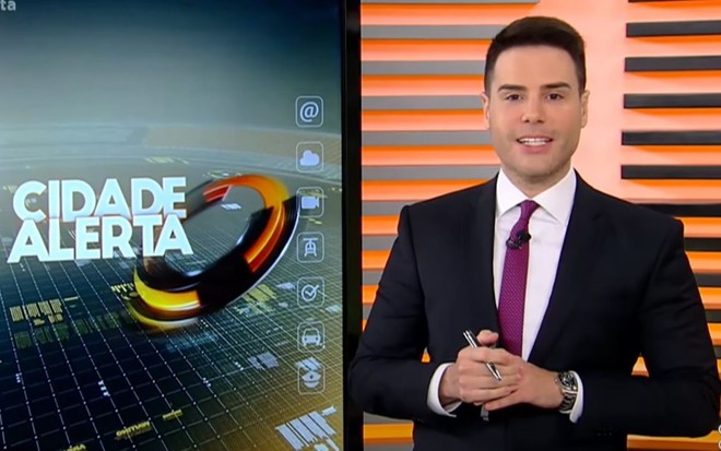 Luiz Bacci apresentando programa no estúdio do Cidade Alerta, da Record