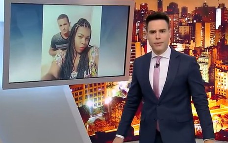 Luiz Bacci no estúdio do Cidade Alerta; ele chamou reportagem sobre o casal Eliene Silva Santos e Robson Souza (na foto da TV)