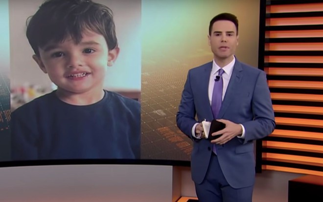 O apresentador da Record Luiz Bacci no palco do telejornal Cidade Alerta, da Record, com a foto de Gael Freitas Nunes no telão ao fundo