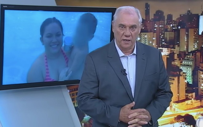 O apresentador Marcelo Rezende no estúdio do telejornal Cidade Alerta, edição exibida em 15 de fevereiro de 2017; vítima identificada como Ana Paula aparece no telão ao fundo, segurando uma criança com o rosto borrado