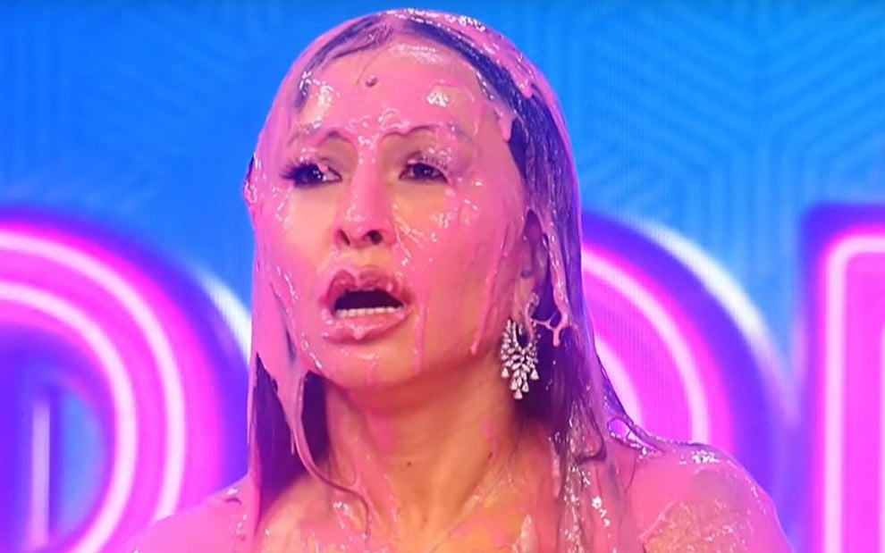 A apresentadora Sabrina Sato com o rosto melecado por uma gosma rosa em sua estreia no Domingo Show