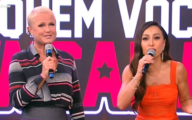 Xuxa e Sabrina Sato no palco do Domingo Show, no domingo (8)