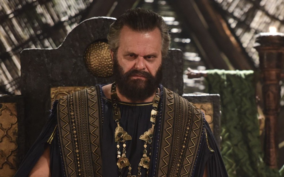 Leonardo Franco em cena de Gênesis; ator está caracterizado como o rei Abimeleque da novela bíblica da Record
