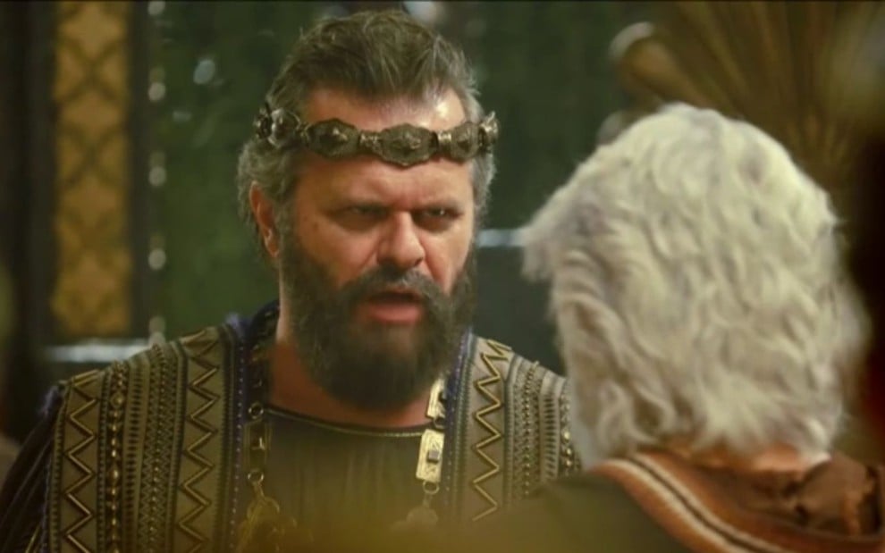 Leonardo Franco em cena de Gênesis, ator está caracterizado como Abimeleque