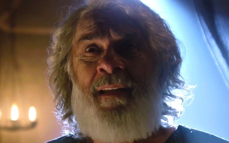 Zécarlos Machado em cena de Gênesis: caracterizado como Abrão, ator está em close e tem expressão de surpresa no rosto