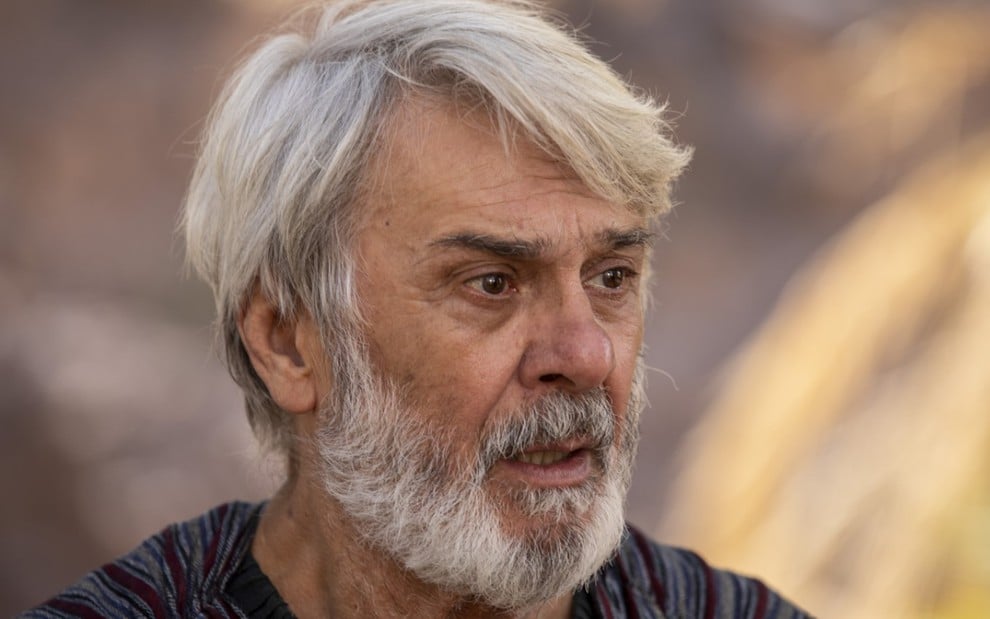 Zécarlos Machado grava com cabelo e barba brancos e expressão de horror como Abrão de Gênesis