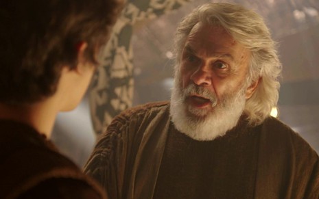Zécarlos Machado em cena com cabelo e barba brancos, expressão de raiva como Abraão de Gênesis