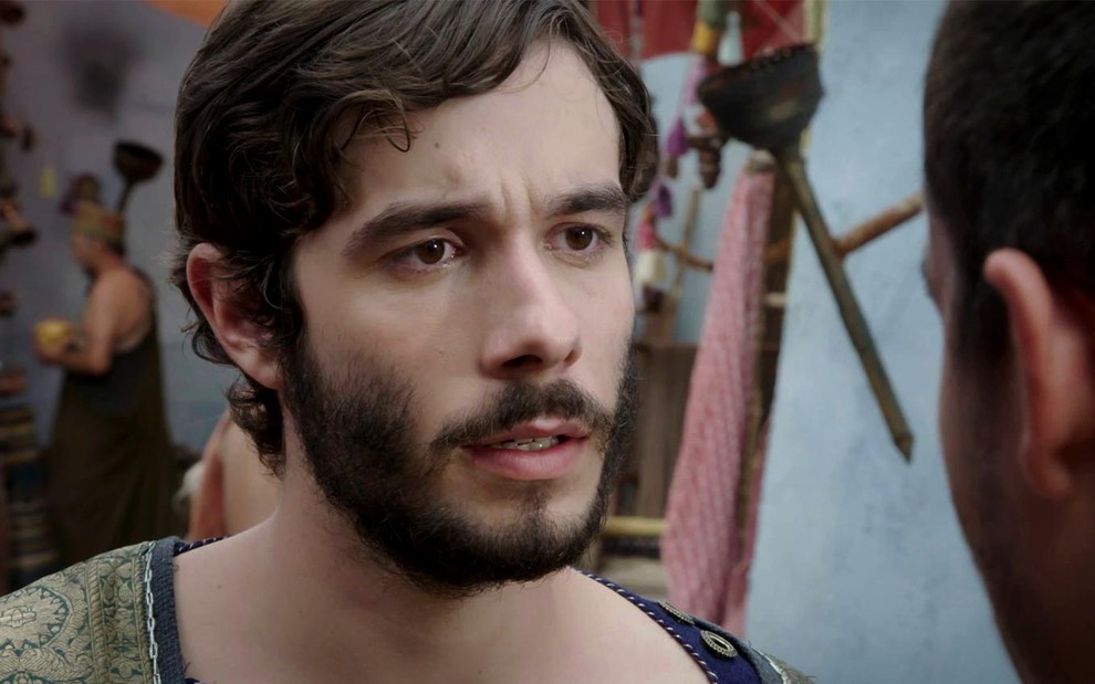Vitor Novello em cena de Gênesis: caracterizado como Abrão, ator olha com catarse para alguém fora do quadro