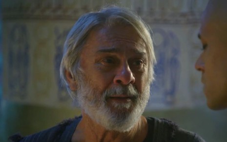 Zécarlos Machado em cena de Gênesis: caracterizado como Abrão, ator está em close e chora