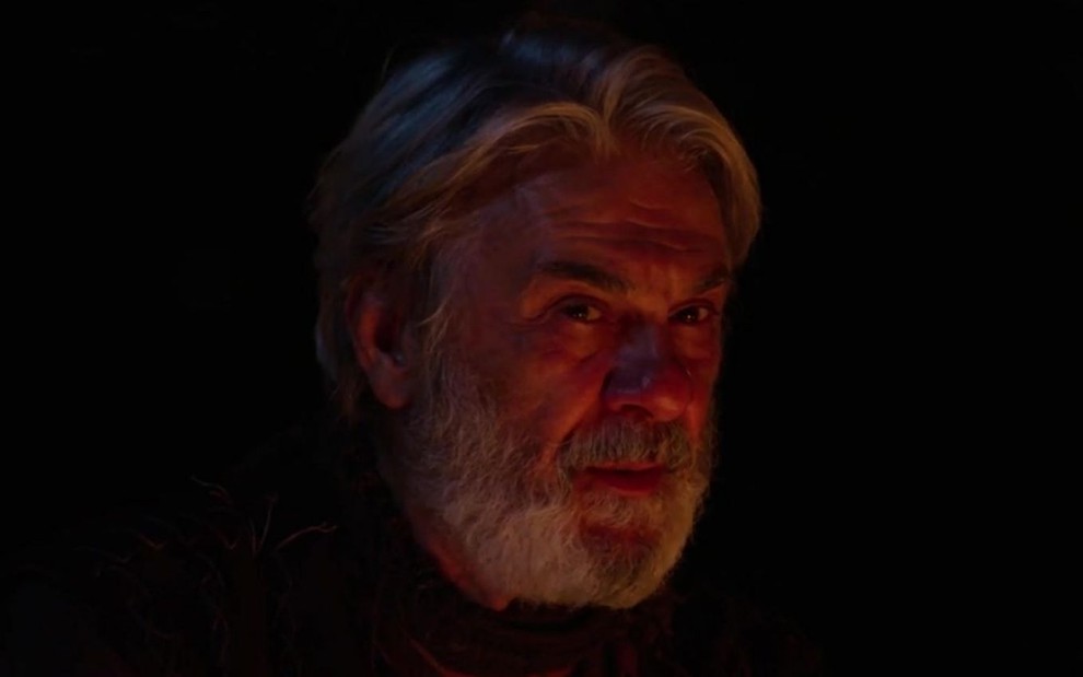 Zécarlos Machado em cena de Gênesis: caracterizado como Abrão, ator olha com confiança para alguém fora do quadro