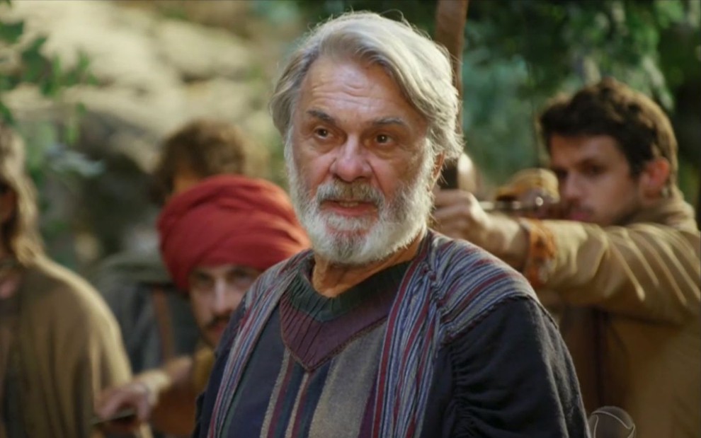 Zécarlos Machado em cena de Gênesis: caracterizado como Abrão, ator está em close e com expressão de surpresa no rosto
